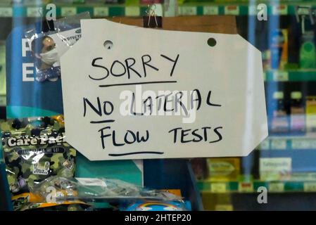 Bridport, Dorset, Regno Unito. 28th febbraio 2022. Codice 19. Un segno Spiacente No Lateral Flow Tests in una finestra dei chimici a Bridport in Dorset. Picture Credit: Graham Hunt/Alamy Live News Foto Stock