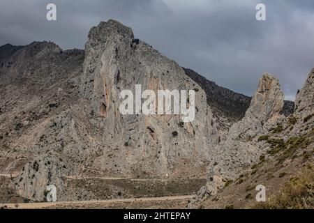 Le scogliere calcaree vicino a Ventas de Zafarraya sono popolari tra escursionisti e scalatori. Foto Stock