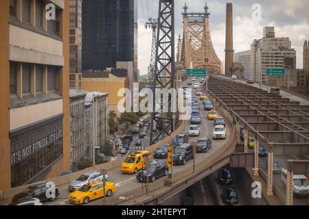 Foto delle auto sul ponte in strada di Manhattan, New York, Stati Uniti Foto Stock