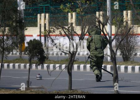 Kathmandu, Nepal. 28th Feb 2022. Un membro della squadra dell'esercito nepalese per lo smaltimento delle bombe lavora per diffondere un sospetto oggetto posto fuori dal Parlamento federale, Un giorno dopo che il governo del Nepal ha approvato la concessione di 500 milioni di dollari degli Stati Uniti ha proposto la Millennium Challenge Corporation (MCC) durante uno sciopero generale chiamato da Biplov guidato Maoist Center e altri partiti di opposizione a Kathmandu, Nepal. (Credit Image: © Skanda Gautam/ZUMA Press Wire) Foto Stock