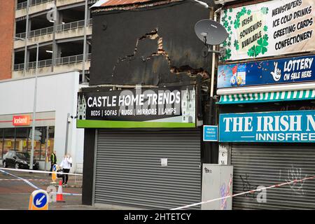 Belfast, Regno Unito. 28th Feb 2022. 28th Feb 2022. Cascate di detriti da un edificio non sicuro in Castle Street nel Belfast City Center Credit: Bonzo/Alamy Live News Foto Stock