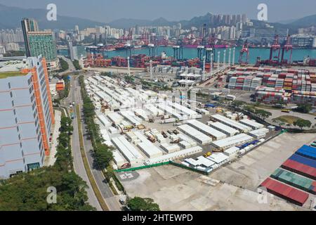 (220301) -- HONG KONG, 1 marzo 2022 (Xinhua) -- Foto aerea scattata il 26 febbraio 2022 mostra il sito di costruzione dell'impianto di isolamento comunitario (CIF) a Tsing Yi, Hong Kong della Cina meridionale. La costruzione è stata completata lunedì con il sostegno della Cina continentale in una settimana. Iniziata il 22 febbraio, la costruzione del CIF è la prima ad essere completata dalla quinta ondata dell'epidemia, in grado di ospitare oltre 3.900 pazienti dopo essere stati messi in uso. (Hangzhou) Foto Stock