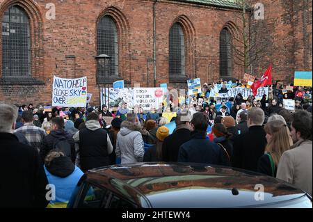 Folla di persone che protestano contro l'invasione russa dell'Ucraina: Manifestazione contro le proteste belliche ad Aarhus, Danimarca, il 26 febbraio 2022. Foto Stock