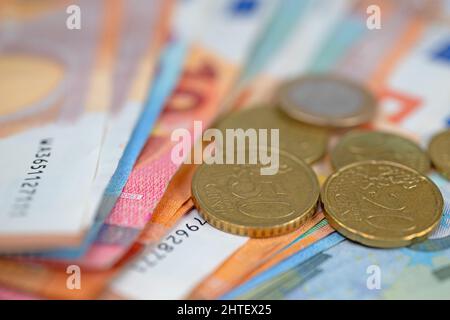 Banconote e monete in euro in primo piano Foto Stock
