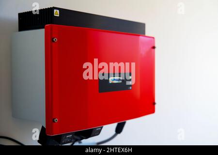 Inverter per energia solare in 230V rete elettrica Foto Stock