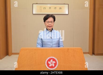 (220301) -- HONG KONG, 1 marzo 2022 (Xinhua) -- Carrie Lam, Chief Executive della Regione amministrativa Speciale di Hong Kong (HKSAR), parla in un video discorso nella Cina meridionale di Hong Kong, 28 febbraio 2022. Lam ha detto che Hong Kong vincerà senza dubbio la battaglia contro l'epidemia e riprenderà la normalità sotto il fermo sostegno del paese. (Dipartimento dei servizi informativi del Governo della HKSAR/Handout via Xinhua) Foto Stock