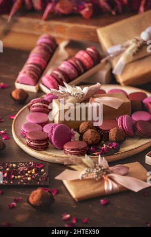 Ancora vita di macaron rosa frech. Piccolo e gustoso dessert Foto Stock