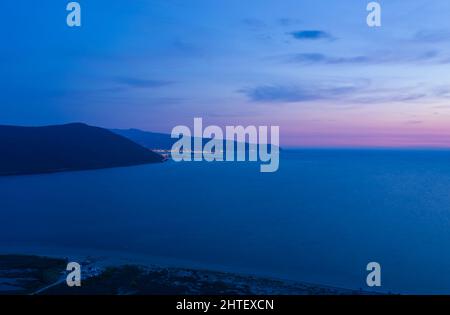 Tramonto sul Mar Ionio, crepuscolo sulla spiaggia selvaggia vicino all'isola di Lefkada, Grecia Foto Stock