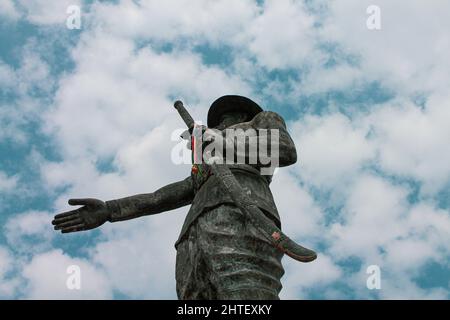 Colpo ad angolo basso della statua di Chao Anouvong contro un cielo nuvoloso a Vientiane, Laos Foto Stock