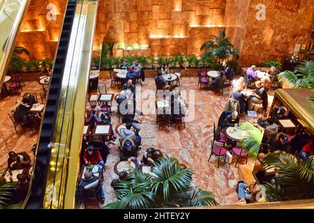 New York, NY, Stati Uniti d'America - 28 feb 2022: Zona pranzo pubblica della Trump Tower sulla Fifth Avenue a Manhattan Foto Stock