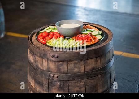 Un primo colpo di verdure a fette diverse sul barile di legno Foto Stock