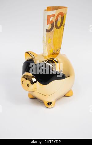 Porcellino d'oro Piggy Bank in bicchieri con 50 euro . Concept bank, risparmi, risparmi. Foto Stock