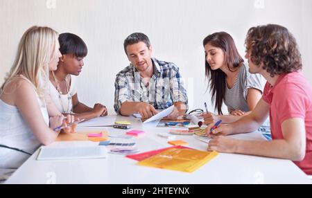 Adagiandosi su uno schema di colore per il loro prossimo progetto. Un team creativo che lavora insieme nella sala riunioni per un progetto. Foto Stock