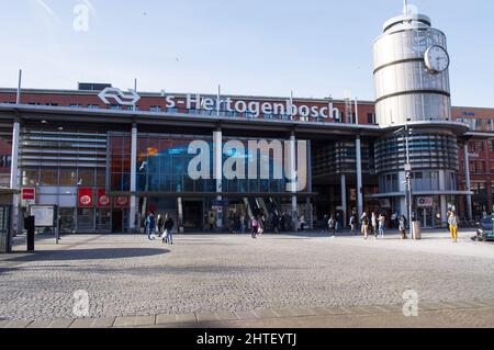 'S-Hertogenbosch, Paesi Bassi - 12 febbraio 2022: Ingresso principale della stazione 's-Hertogenbosch con passeggeri Foto Stock