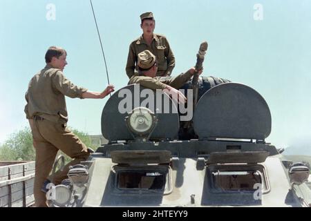 KABUL, AFGHANISTAN. 27th aprile 1988. I soldati sovietici stanno in guardia su Un BTR-80 al di fuori di un complesso residenziale per i cittadini sovietici nel distretto di Mircrorayon, il 27 aprile 1988 a Kabul, Afghanistan. L'esercito sovietico inizierà a ritirarsi dall'Afghanistan il 15th maggio. Foto Stock