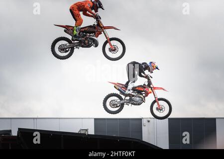 I piloti più accaniti eseguono trucchi acrobatici in aria durante la fiera Eicma di Milano Foto Stock