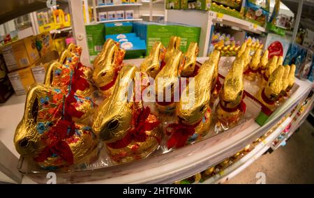 Un esercito di coniglietti di Pasqua di cioccolato di marca Lindt in mostra in un negozio a New York la domenica 20 febbraio 2022. Pasqua arriva il 17 aprile. (© Richard B. Levine) Foto Stock