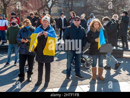 Gli ucraini-americani e i loro sostenitori protestano contro l'invasione russa e mostrano sostegno ai cittadini dell'Ucraina, a Washington Square Park a New York domenica 27 febbraio 2022. (© Richard B. Levine) Foto Stock