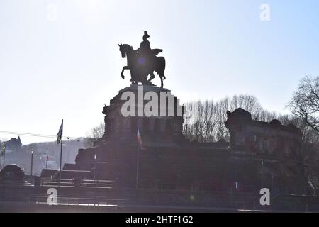 Deutsches Eck a Coblenza, estuario della Mosella con la statua di Kaiser Wilhelm Foto Stock