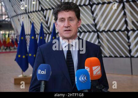 Bruxelles, Belgio. 28th Feb 2022. Minster Eamon Ryan arriva a un incontro di emergenza per discutere la situazione energetica in Europa in seguito all'invasione dell'Ucraina da parte della Russia, a Bruxelles, Belgio, 28 febbraio 2022. Credit: ALEXANDROS MICHAILIDIS/Alamy Live News Foto Stock