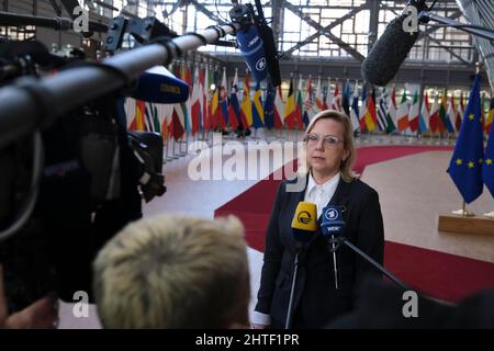 Bruxelles, Belgio. 28th Feb 2022. Il Ministro Anna Moskwa arriva a una riunione di emergenza per discutere la situazione energetica in Europa in seguito all'invasione dell'Ucraina da parte della Russia, a Bruxelles, Belgio, il 28 febbraio 2022. Credit: ALEXANDROS MICHAILIDIS/Alamy Live News Foto Stock