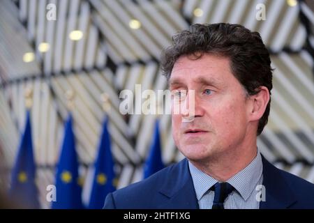 Bruxelles, Belgio. 28th Feb 2022. Minster Eamon Ryan arriva a un incontro di emergenza per discutere la situazione energetica in Europa in seguito all'invasione dell'Ucraina da parte della Russia, a Bruxelles, Belgio, 28 febbraio 2022. Credit: ALEXANDROS MICHAILIDIS/Alamy Live News Foto Stock