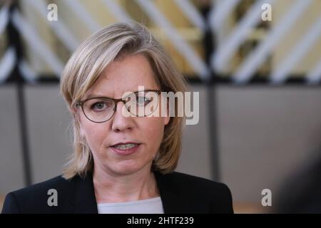 Bruxelles, Belgio. 28th Feb 2022. Il Ministro Leonore Gewessler arriva a una riunione di emergenza per discutere la situazione energetica in Europa in seguito all'invasione dell'Ucraina da parte della Russia, a Bruxelles, Belgio, 28 febbraio 2022. Credit: ALEXANDROS MICHAILIDIS/Alamy Live News Foto Stock