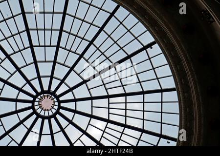 Struttura a cupola in vetro, vista dal basso Foto Stock