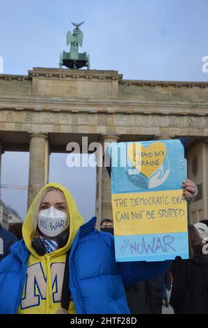 Più di 100,000 hanno partecipato a Berlino, in Germania, a manifestazioni contro Putin e l’invasione dell’Ucraina da parte della Russia – 27 febbraio 2022. Foto Stock