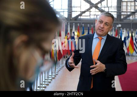 Bruxelles, Belgio. 28th Feb 2022. Il Ministro Jozef Sikela arriva a una riunione di emergenza per discutere la situazione energetica in Europa in occasione dell'invasione dell'Ucraina da parte della Russia, a Bruxelles, Belgio, 28 febbraio 2022. Credit: ALEXANDROS MICHAILIDIS/Alamy Live News Foto Stock