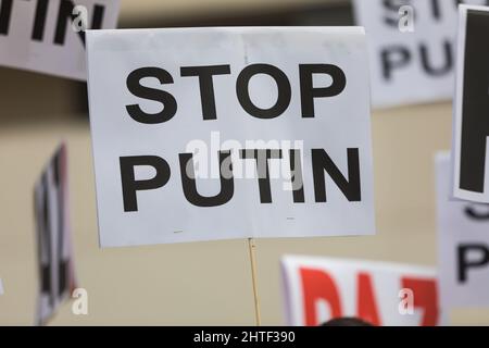 Manifestazione contro l'invasione russa dell'Ucraina con i segnali di "Spop Putin”. Concetto di guerra di invasione. Foto Stock