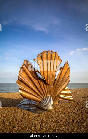 La scultura scallop dell'artista locale Maggi Hambling, sulla spiaggia di Aldeburgh, Suffolk, Inghilterra, Regno Unito - un tributo al compositore Benjamin Britten Foto Stock