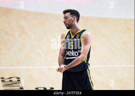 Belgrado, Serbia, 27th febbraio 2022. Ismet Akpinar di Fenerbahce Beko Istanbul reagisce durante la partita di pallacanestro Eurolega tra Crvena Zvezda MTS Belgrado e Fenerbahce Beko Istanbul a Belgrado, in Serbia. Febbraio 27, 2022. Credit: Nikola Krstic/Alamy Foto Stock