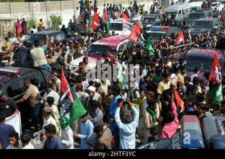 I leader e gli attivisti del Partito dei popoli si stanno radunando durante la lunga marcia PPP Awami contro il governo in carica, a Hyderabad lunedì 28 febbraio 2022. Foto Stock