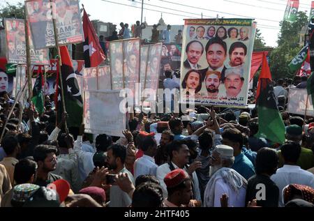 I leader e gli attivisti del Partito dei popoli si stanno radunando durante la lunga marcia PPP Awami contro il governo in carica, a Hyderabad lunedì 28 febbraio 2022. Foto Stock