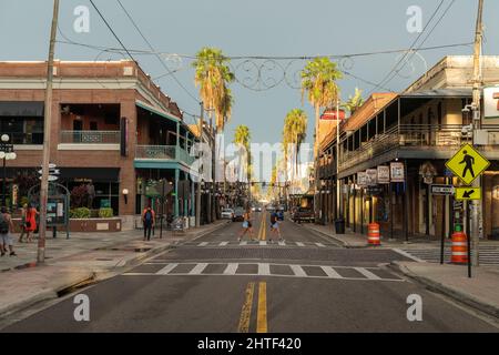 I turisti attraversano 7th Avenue nel quartiere storico di Ybor City Foto Stock