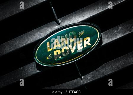 Dettaglio della griglia e del logo su British Land Rover Defender Foto Stock