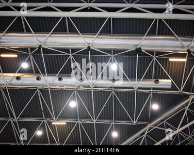 Sistema di sicurezza e tubazioni sul tetto di un edificio industriale Foto Stock