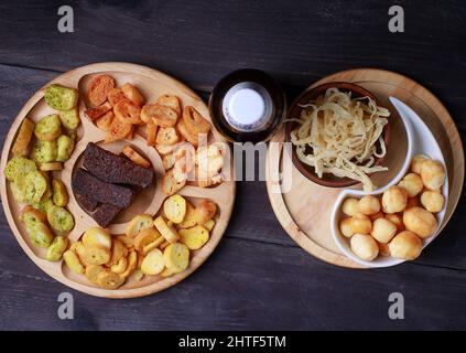 Spuntini alla birra su un tavolo di legno e vari spuntini. Foto Stock