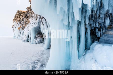 Bel ghiacciaio blu con grotte e una grotta, inverno a nord Foto Stock