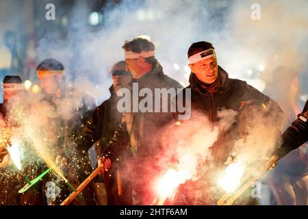 Tiratori professionisti di razzo che fanno una dimostrazione di fuochi d'artificio prima dell'inizio della Corda all'interno del Cohetodromo in Plaza del Ayuntamiento a Valencia.la Corda de Paterna, è una dimostrazione pirotecnica notturna con più di 200 anni di antichità che si celebra durante le festività più importanti di questa città, Che consiste di razzi brucianti all'interno di uno spazio abilitato, il Cohetodromo. I partecipanti, che si vestono in abiti speciali per evitare ustioni, stanno catturando e lanciando razzi e fuochi d'artificio all'interno dell'area chiusa. Dopo due anni senza insuccessi ufficiali dovuti alla situazione pandemica Foto Stock