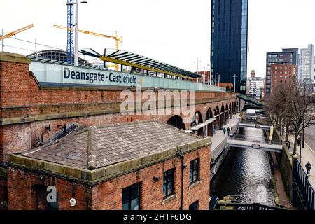 Stazione del tram di Deansgate e Castlefield sopra il canale Rochdale nel centro di Manchester Regno Unito, con moderni edifici per uffici Foto Stock