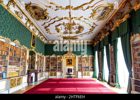 Sala biblioteca in stile rococò in stile francese presso Wrest House, Wrest Park, Bedfordshire, Regno Unito Foto Stock