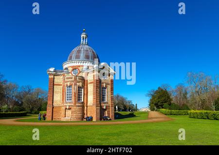 L'esterno del Padiglione barocco di Archer di Thomas Archer, risalente al 18th° secolo, si trova nei giardini di Wrest Park, Bedfordshire, Regno Unito Foto Stock