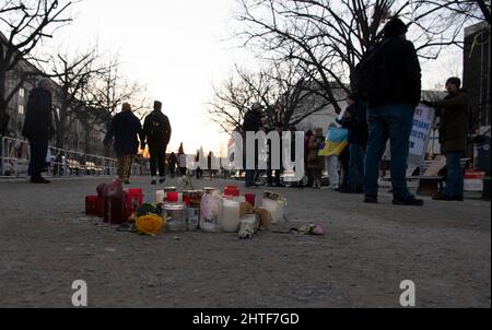 Berlino, Germania. 28th Feb 2022. Candele si trovano sull'isola centrale di fronte all'Ambasciata Russa. Credit: Paul Zinken/dpa/Alamy Live News Foto Stock