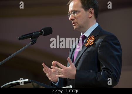 Mosca, Russia. 10th maggio 2015 il Ministro della Cultura della Federazione Russa Vladimir Medinsky ha tenuto un discorso da una fase all'interno della Sala dei Concerti di Tchaikovsky a Mosca, Russia Foto Stock