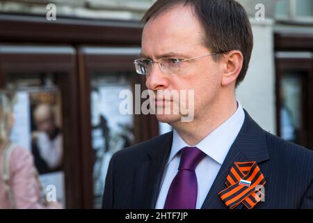 Mosca, Russia. 10th maggio 2015 il Ministro della Cultura della Federazione Russa Vladimir Medinsky sullo sfondo dei manifesti della Sala dei Concerti di Tchaikovsky a Mosca, Russia Foto Stock