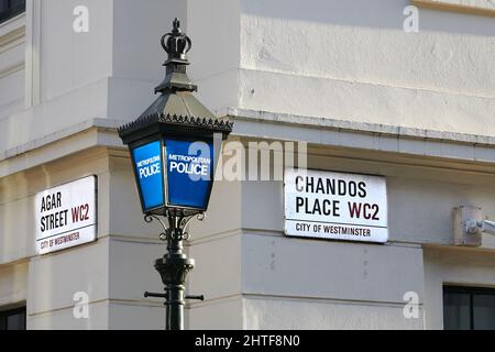 Lampada blu della polizia in vecchio stile fuori dalla stazione metropolitana di polizia di Charing Cross, Chandos Place e Agar Street, WC2, City of Westminster, Londra. Foto Stock