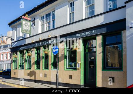 Il Kings Head è un pub Fuller a Earl's Court, Londra, Regno Unito Foto Stock