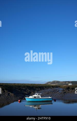 Gennaio 2022 - mattina calma con alcune barche sulla spiaggia a Uphill, vicino a Weston super Mare, nel Somerset del Nord, Inghilterra Foto Stock